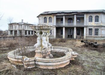 Знімали «Кріпосну» та «Віддану»: як зараз виглядає покинуте кіномістечко на Київщині