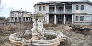 Знімали «Кріпосну» та «Віддану»: як зараз виглядає покинуте кіномістечко на Київщині