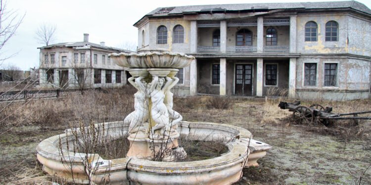 Знімали «Кріпосну» та «Віддану»: як зараз виглядає покинуте кіномістечко на Київщині