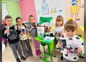 Учні з Луб'янки зібрали корм для притулку у Бабинцях