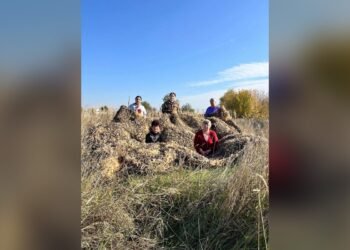 У Раківці волонтери сплели маскувальну сітку для фронту