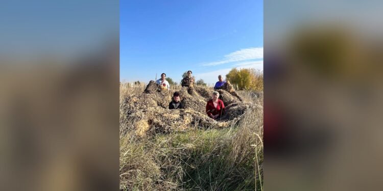 У Раківці волонтери сплели маскувальну сітку для фронту